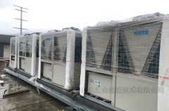 空調(diào)冷水機組安裝現(xiàn)場實拍圖